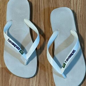 Havaianas Classic White Flip Flops w/ Brazilian Flag - Unisex 9/10M or 11/12W